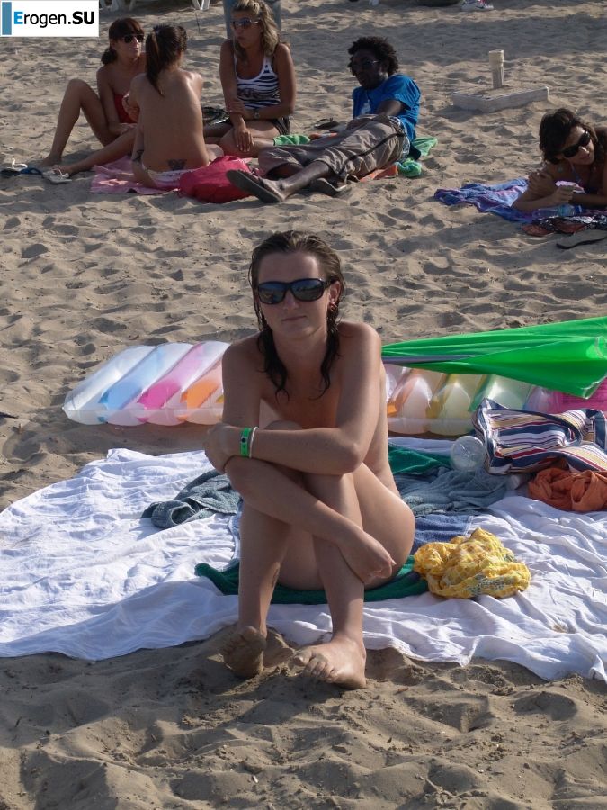 nudist on vacation with her boyfriend. Photo 33