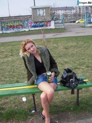 эффектная стервочка обнажается где то в европе. Эскиз 17