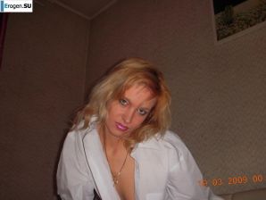 эффектная стервочка обнажается где то в европе. Эскиз 40