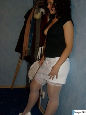 a dark-skinned nude brunette posing in various poses. Part 2. Thumb 18