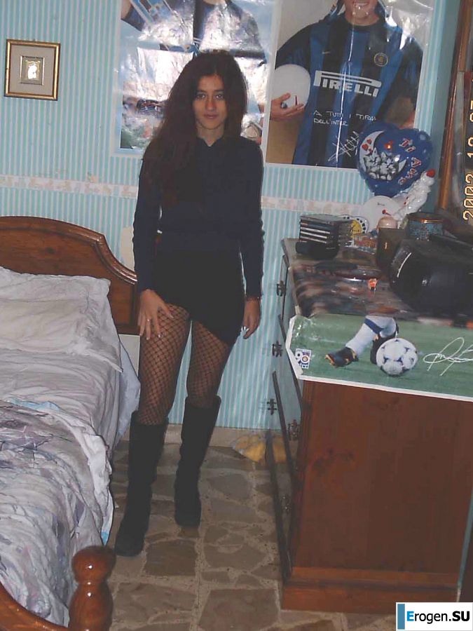 Passionate brunette showed her hairy pussy on vacation. Slide 19