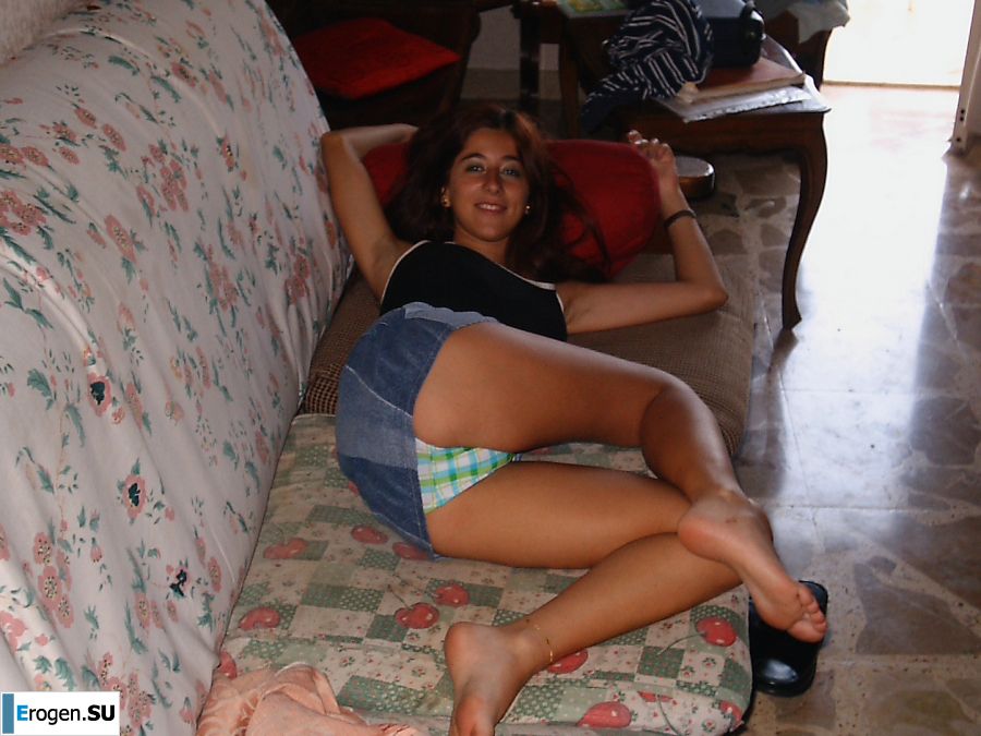 Passionate brunette showed her hairy pussy on vacation. Slide 26