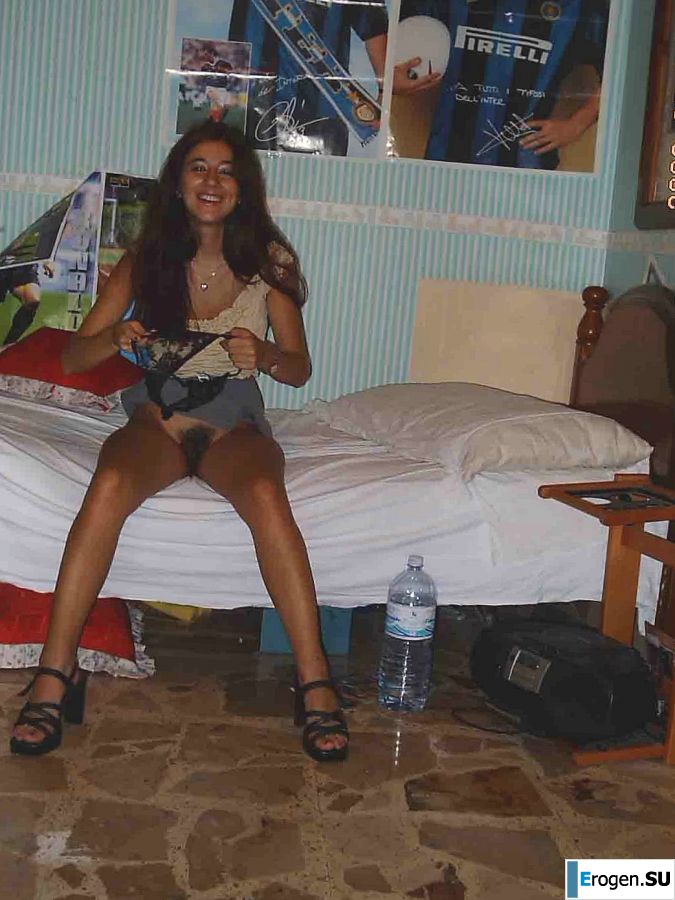 Passionate brunette showed her hairy pussy on vacation. Slide 3