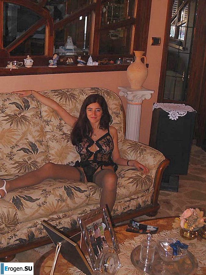 Passionate brunette showed her hairy pussy on vacation. Slide 37
