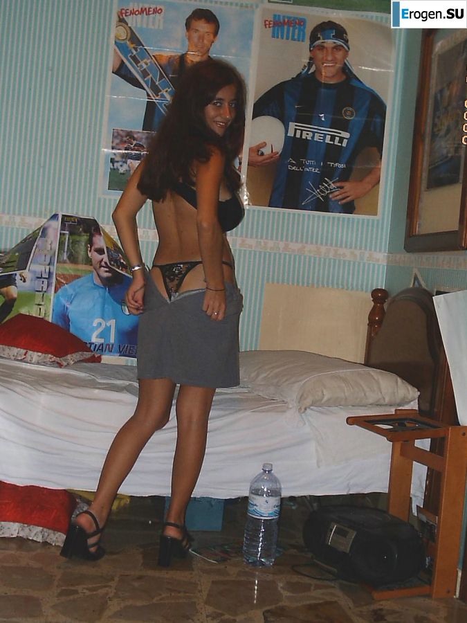 Passionate brunette showed her hairy pussy on vacation. Slide 5