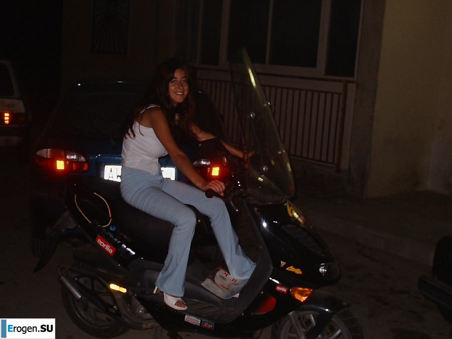 Passionate brunette showed her hairy pussy on vacation. Slide 6