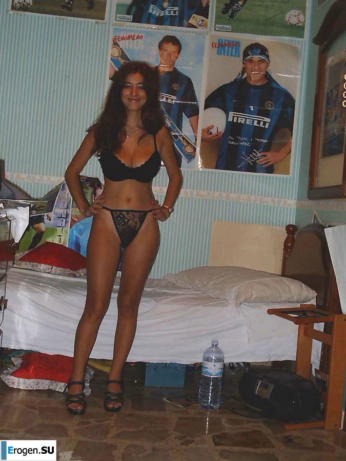 Passionate brunette showed her hairy pussy on vacation. Slide 7