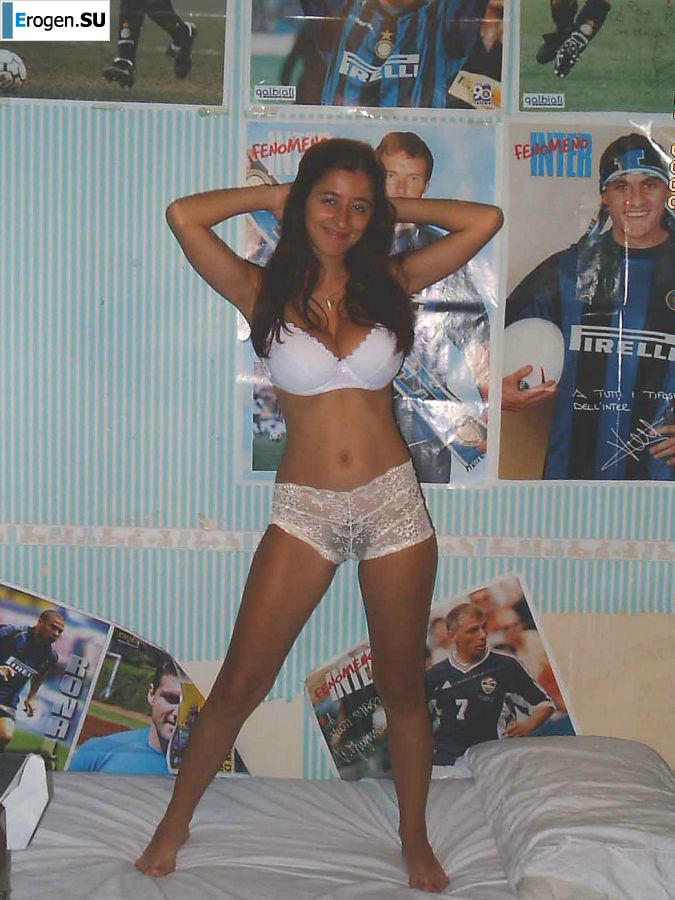 Passionate brunette showed her hairy pussy on vacation. Slide 9