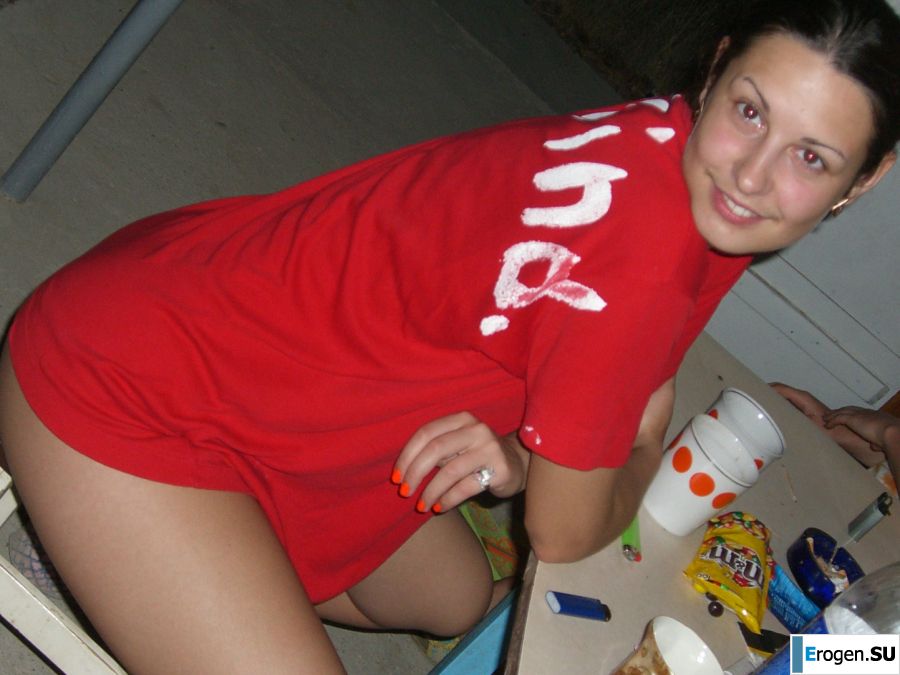 The girl undressed in the company of vacationers and showed an excellent figure. Photo 4