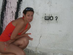 The girl undressed in the company of vacationers and showed an excellent figure. Thumb 17