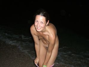 The girl undressed in the company of vacationers and showed an excellent figure. Thumb 20
