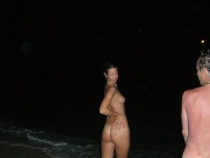 The girl undressed in the company of vacationers and showed an excellent figure. Thumb 22