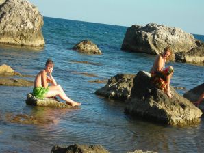 The girl undressed in the company of vacationers and showed an excellent figure. Thumb 29