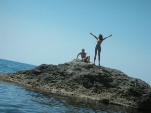The girl undressed in the company of vacationers and showed an excellent figure. Thumb 30