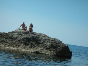 The girl undressed in the company of vacationers and showed an excellent figure. Thumb 31