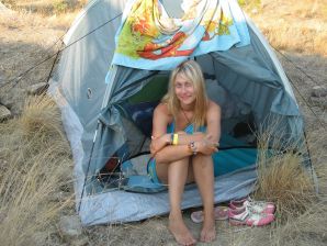 The girl undressed in the company of vacationers and showed an excellent figure. Thumb 32