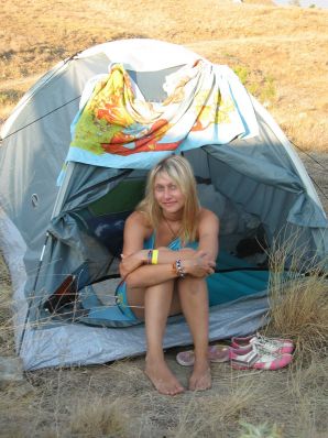 The girl undressed in the company of vacationers and showed an excellent figure. Thumb 33