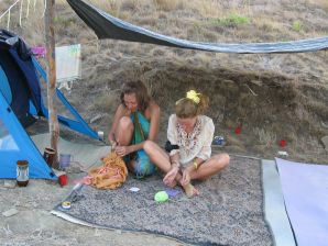The girl undressed in the company of vacationers and showed an excellent figure. Thumb 39