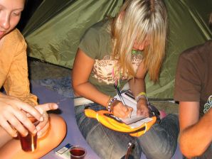 The girl undressed in the company of vacationers and showed an excellent figure. Thumb 41