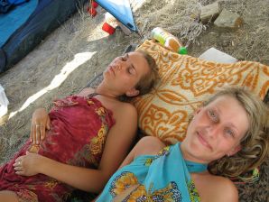 The girl undressed in the company of vacationers and showed an excellent figure. Thumb 43