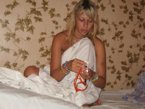 The girl undressed in the company of vacationers and showed an excellent figure. Thumb 45