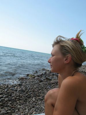 The girl undressed in the company of vacationers and showed an excellent figure. Thumb 48