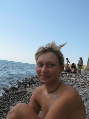 The girl undressed in the company of vacationers and showed an excellent figure. Thumb 49