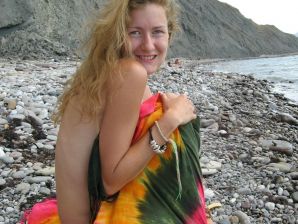 The girl undressed in the company of vacationers and showed an excellent figure. Thumb 50