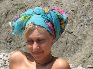 The girl undressed in the company of vacationers and showed an excellent figure. Thumb 51
