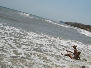The girl undressed in the company of vacationers and showed an excellent figure. Thumb 54
