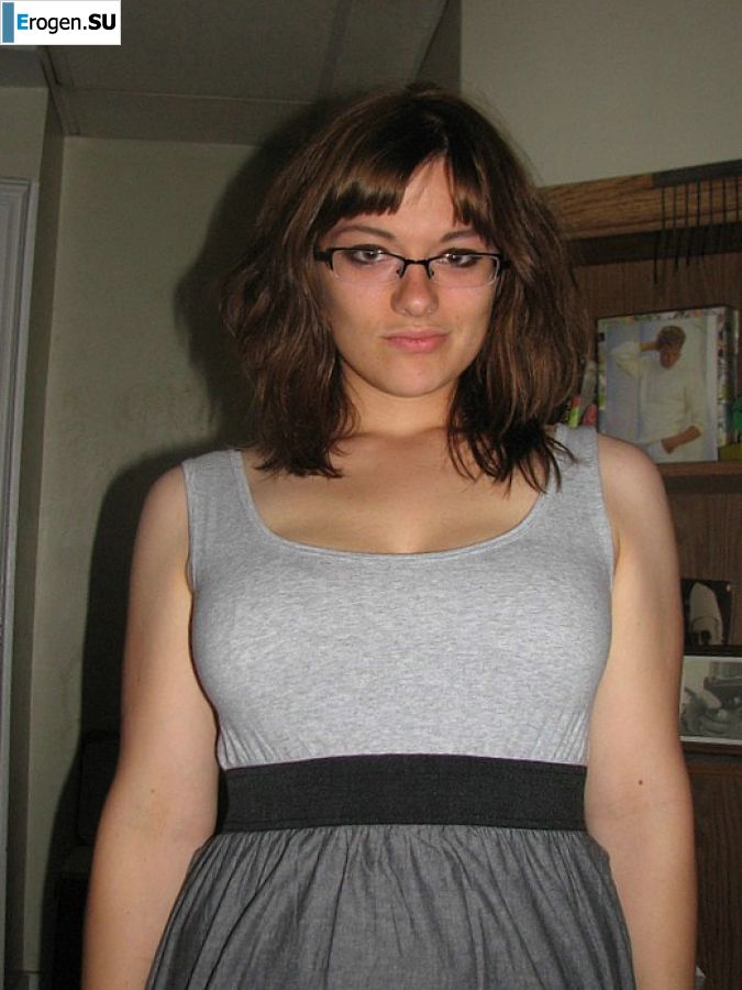 A girl with large breasts poses in clothes and then undresses. Photo 9