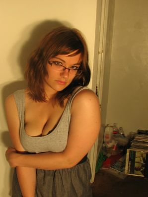 A girl with large breasts poses in clothes and then undresses. Thumb 16