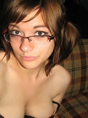 A girl with large breasts poses in clothes and then undresses. Thumb 37
