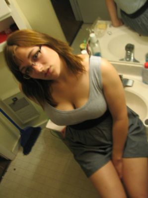 A girl with large breasts poses in clothes and then undresses. Thumb 6