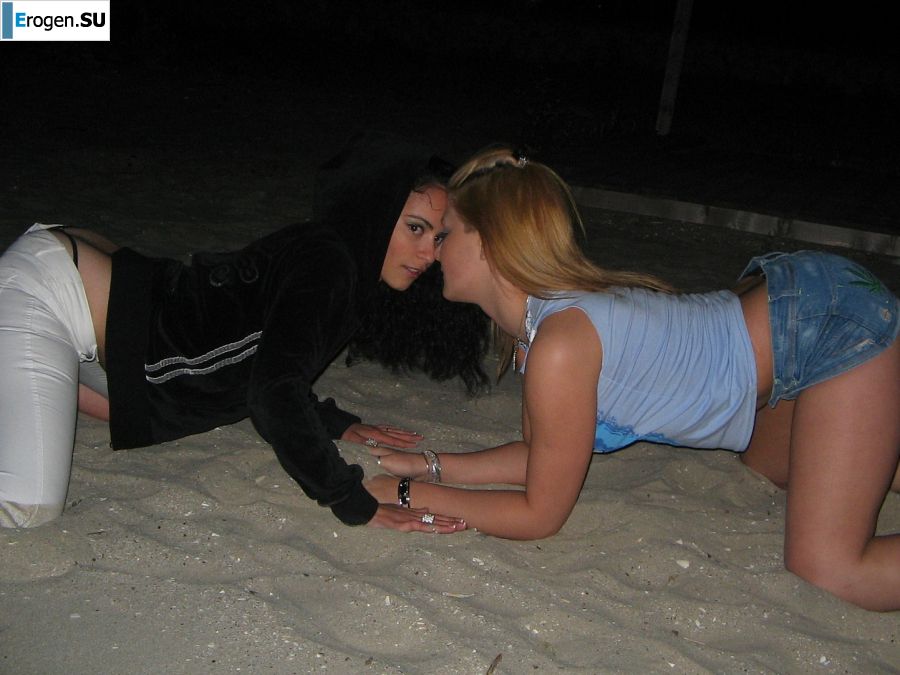 Blonde and brunette kiss and show boobs to each other. Photo 26