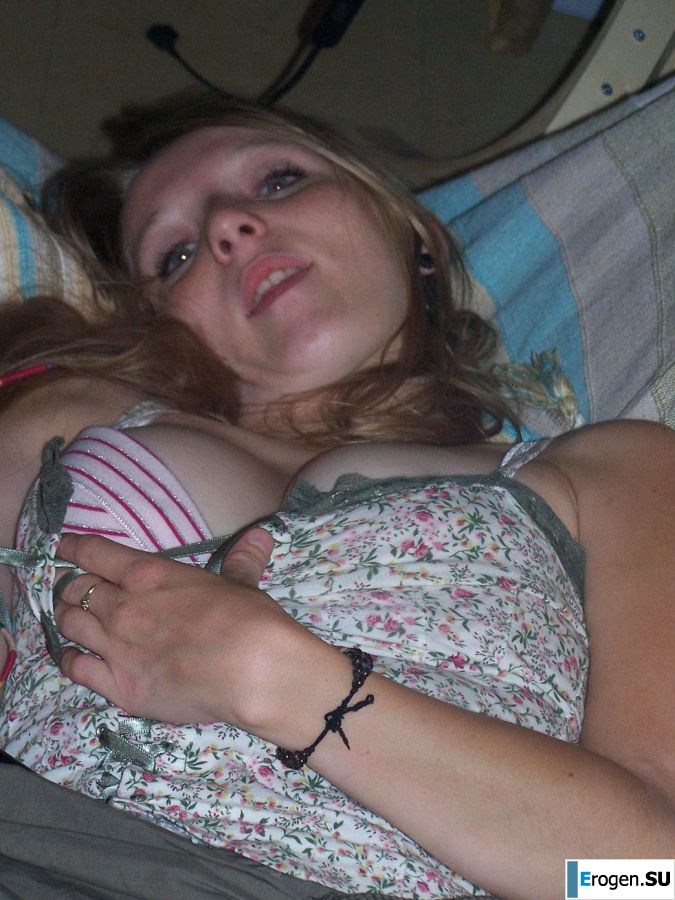 The red-haired beauty poses on the bed without panties, spread her legs. Slide 8