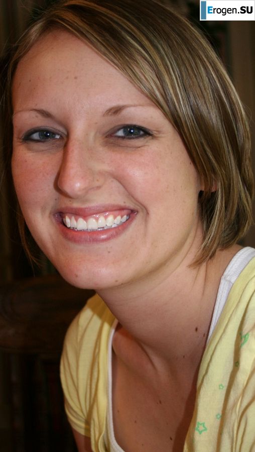 The young wife undressed and showed her fluffy and small tits. Slide 25