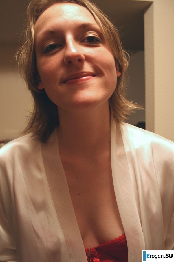The young wife undressed and showed her fluffy and small tits. Slide 27