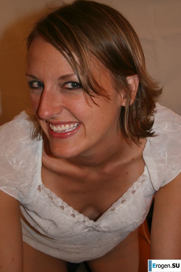 The young wife undressed and showed her fluffy and small tits. Slide 43