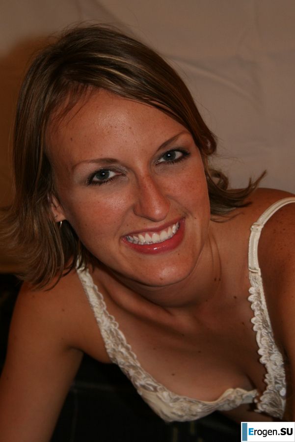 The young wife undressed and showed her fluffy and small tits. Slide 47
