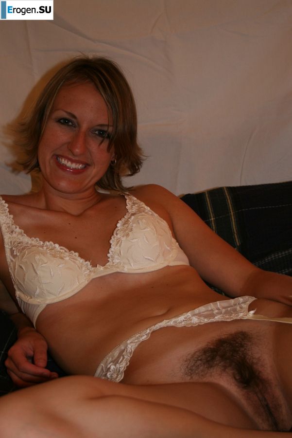 The young wife undressed and showed her fluffy and small tits. Slide 50