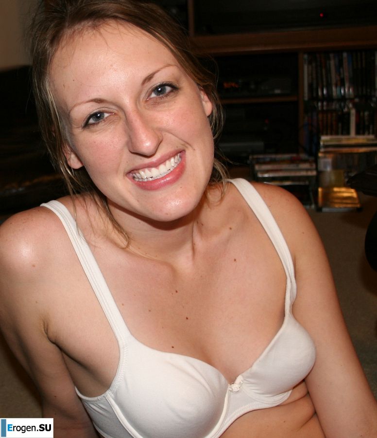 The young wife undressed and showed her fluffy and small tits. Slide 58
