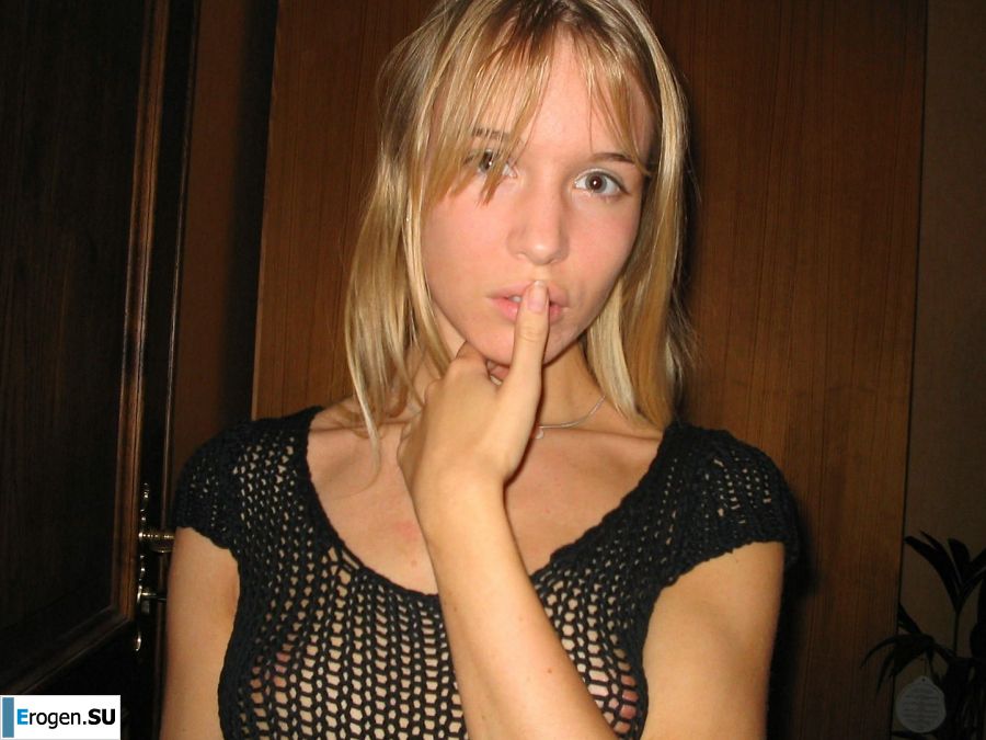 A young blonde in stockings spreads her legs on the sofa. Slide 1
