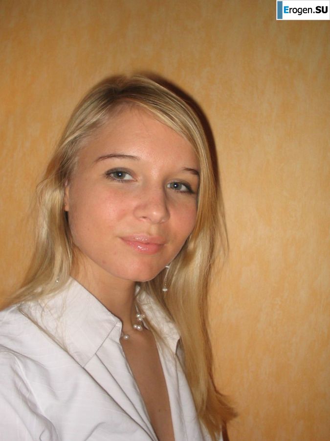 A young blonde in stockings spreads her legs on the sofa. Slide 17