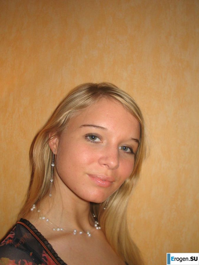 A young blonde in stockings spreads her legs on the sofa. Slide 18