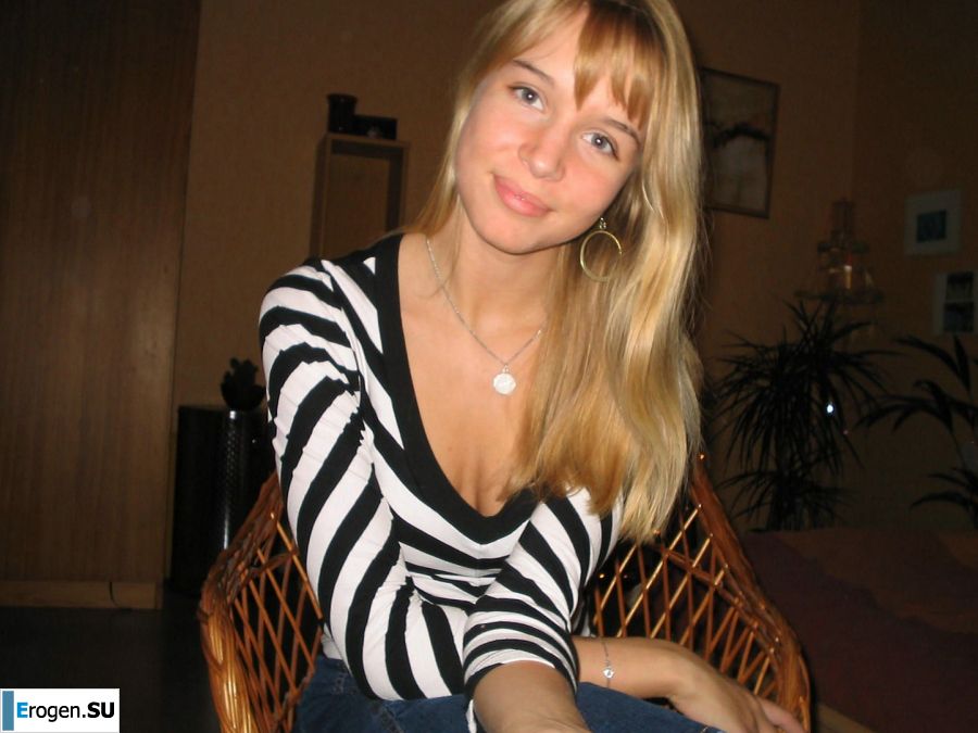 A young blonde in stockings spreads her legs on the sofa. Slide 2