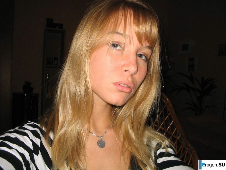 A young blonde in stockings spreads her legs on the sofa. Slide 3