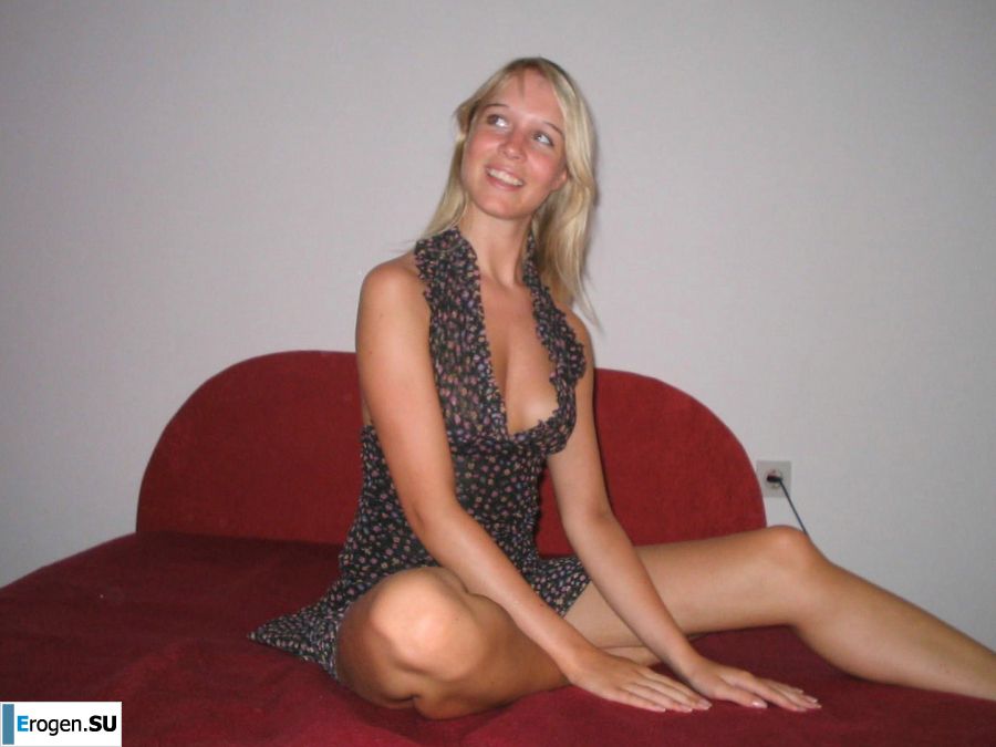 A young blonde in stockings spreads her legs on the sofa. Slide 31