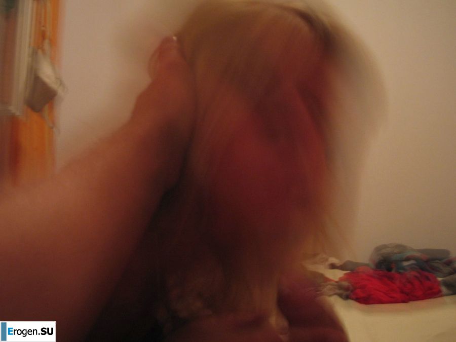 A young blonde in stockings spreads her legs on the sofa. Slide 39