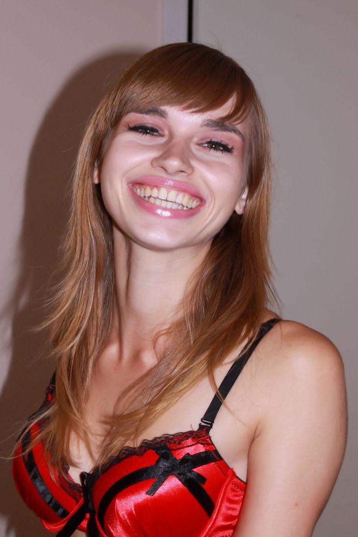 Natalia G in Beauty On Bed. Эскиз 28